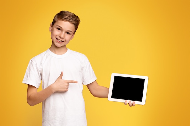Niño con una tableta