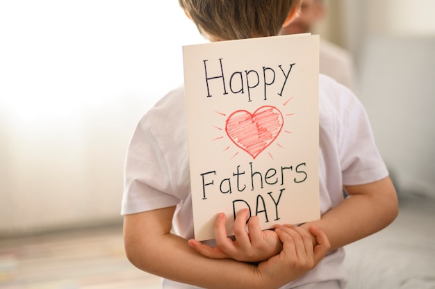 Niño con tarjeta de felicitación sorpresa