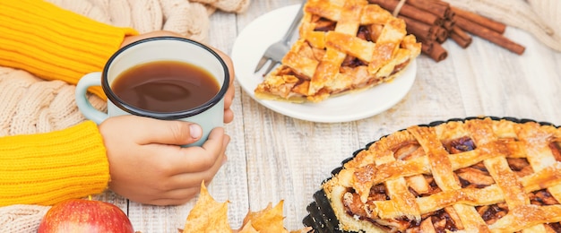 Niño con una taza de té en sus manos