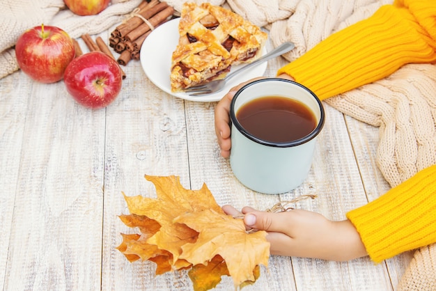 Foto niño con una taza de té en sus manos.