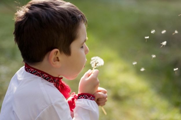 Niño en tela tradicional ucraniana vyshyvanka