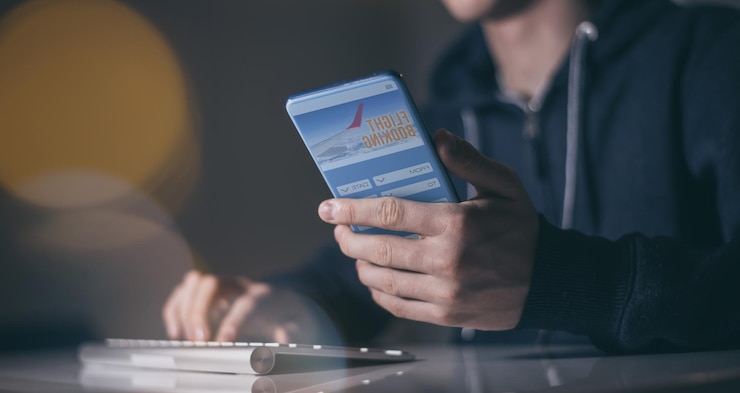 Foto niño con teléfono inteligente en la mano búsqueda de boletos vacaciones reservación de vuelos plan de viaje y vacaciones de libro