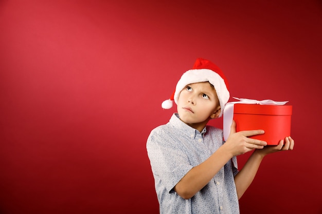 Niño, tenencia, caja de regalo