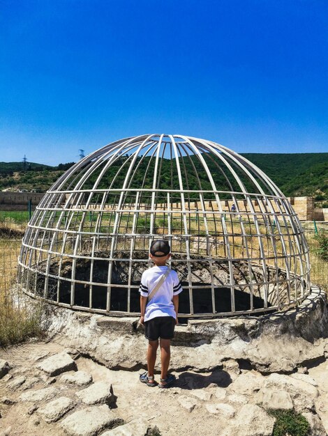 Un niño en el territorio de la Fortaleza de NarynKala en Derbent Daguestán Rusia Junio de 2021