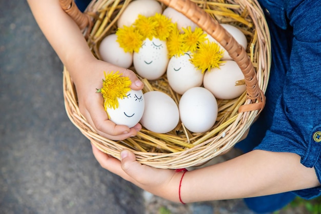 El niño tiene huevos de Pascua en sus manos. Enfoque selectivo.