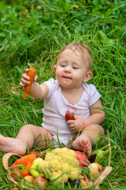 El niño tiene verduras en sus manos. Enfoque selectivo. Niño.