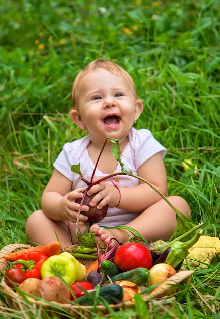 El niño tiene verduras en sus manos. Enfoque selectivo. Niño.