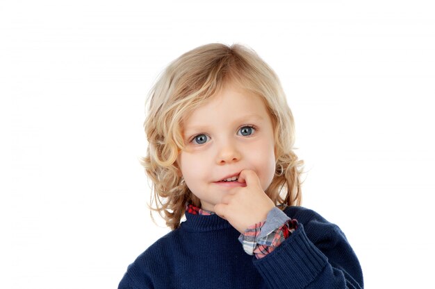 Niño tímido con el pelo rubio