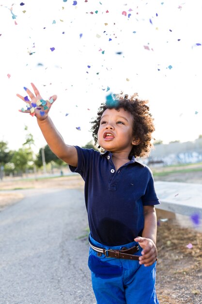 Niño tirando confeti