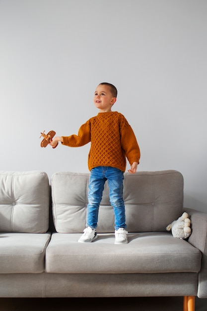 Foto niño de tiro completo jugando en casa