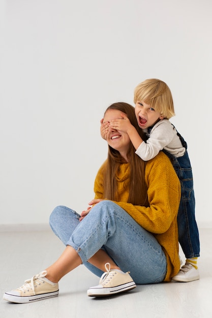 Foto niño de tiro completo sorprendiendo a la madre