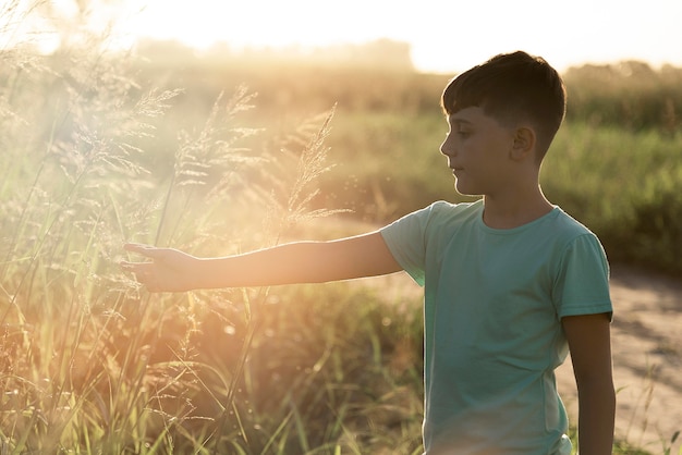 Foto niño de tiro medio al aire libre