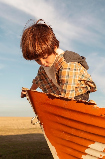 Foto niño de tiro medio sentado en barco