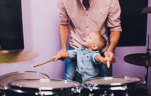 Foto niño toca la batería en el estudio de grabación.