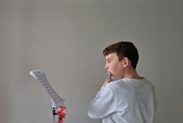 Niño tocando la flauta