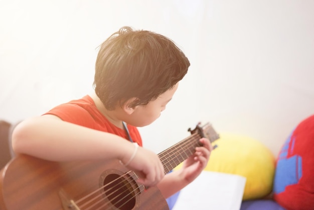 Foto niño tocando la guitarra