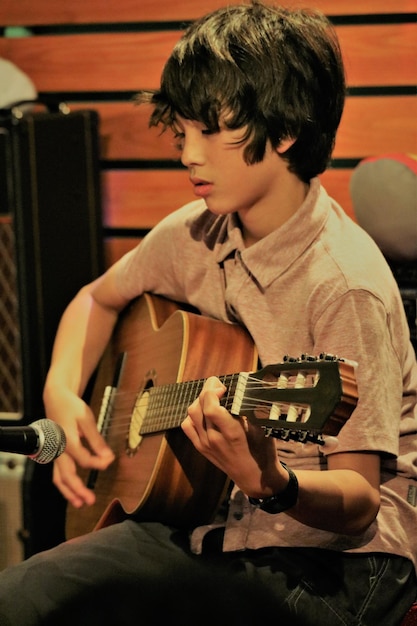 Niño tocando la guitarra