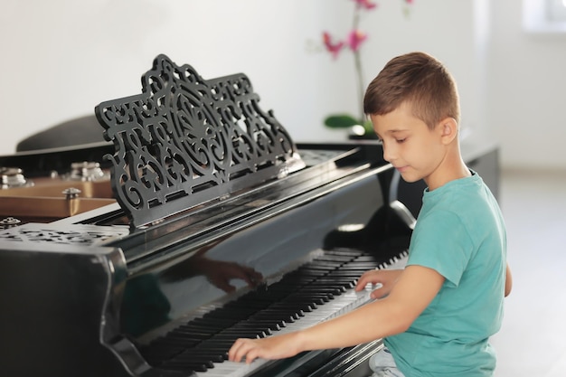 Niño tocando el piano en el interior