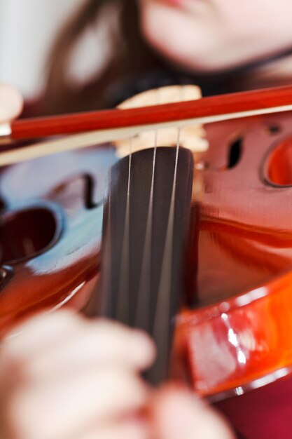 Niño tocando el violín con arco