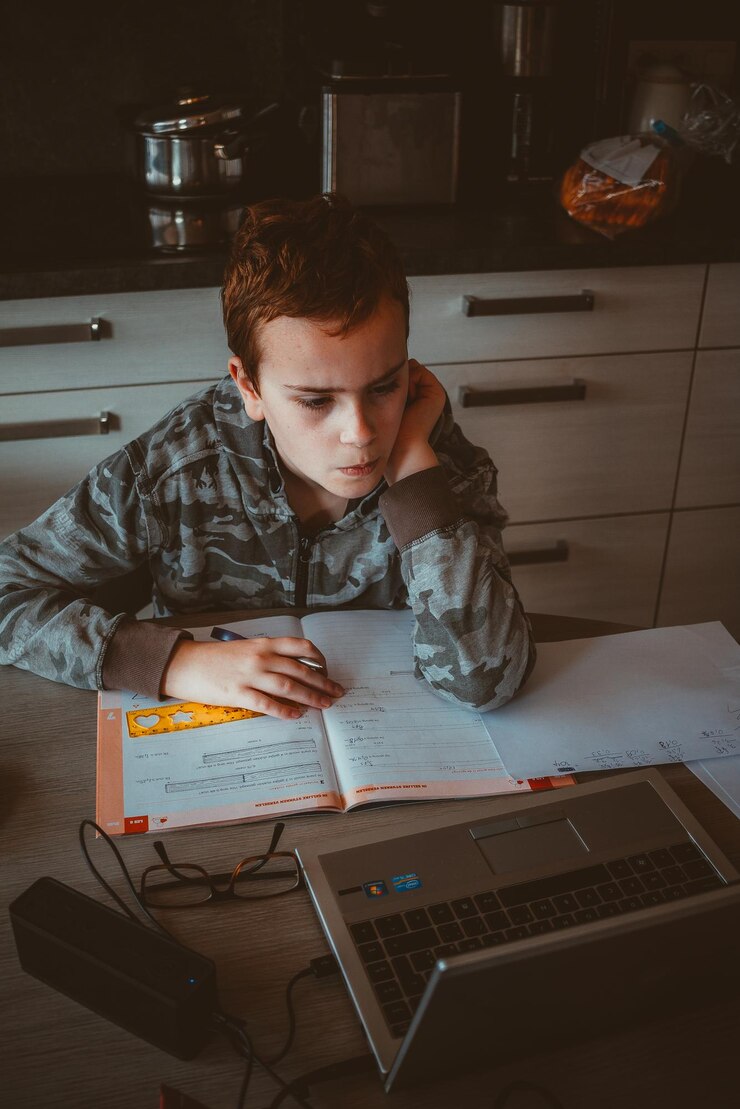 Foto niño tomando lecciones en línea para la escuela