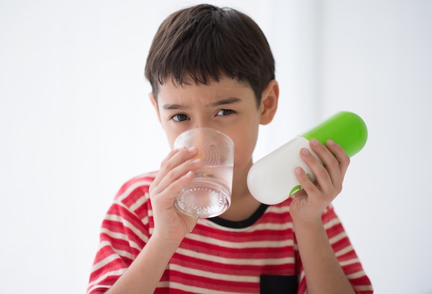 Niño tomando medicamentos