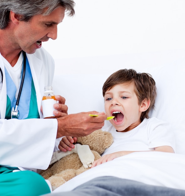 Niño tomando medicina para la tos