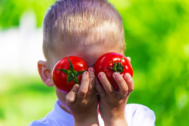Niño con tomates en los ojos