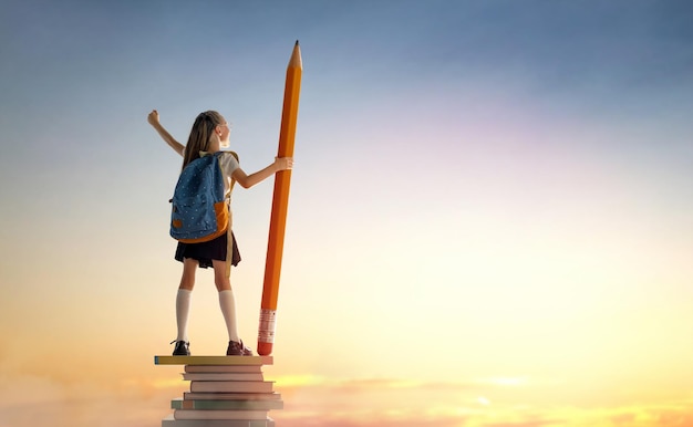 Niño en la torre de los libros