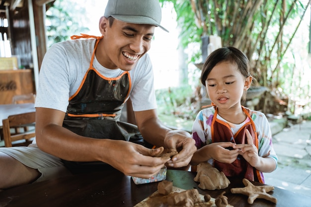 Niño trabajando con arcilla haciendo cerámica