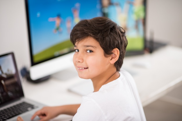 Niño trabajando en la computadora