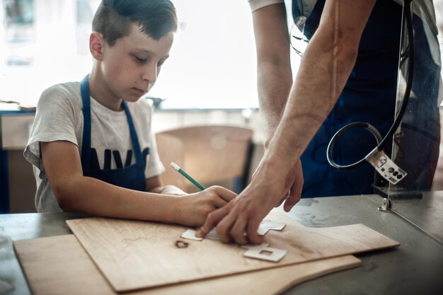 Niño trabajando en la mesa.