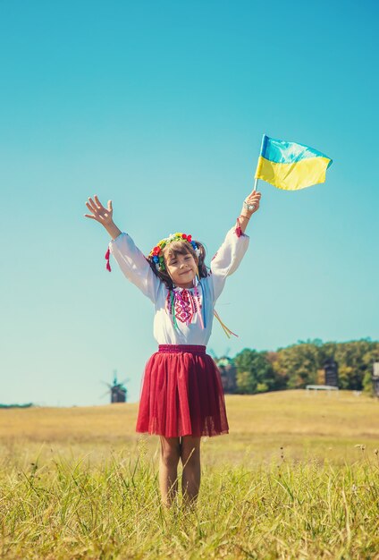 Un niño con un traje nacional de Ucrania.