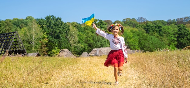 Un niño con un traje nacional de Ucrania.