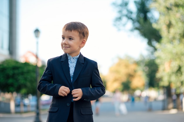 Niño en traje de negocios clásico azul oscuro moderno