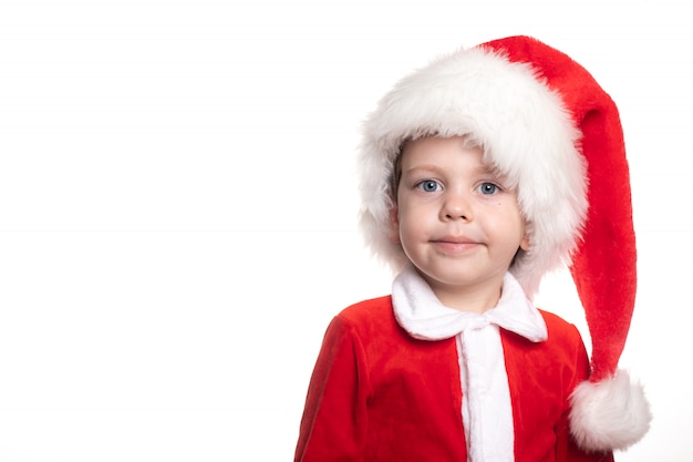 Un niño en un traje de Papá Noel sobre un fondo blanco se ve en el marco