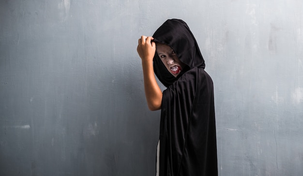 Niño en traje de vampiro para las vacaciones de halloween