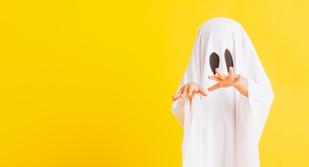 El niño con traje vestido de blanco halloween fantasma aterrador