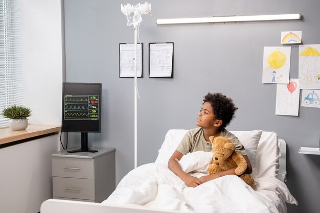 Niño en tratamiento en el hospital.