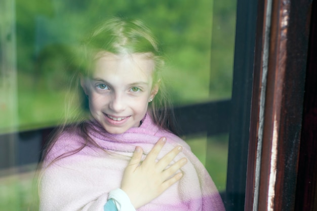 Niño a través de la ventana