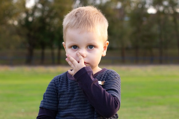 Niño de tres años con mocos que moquean el virus de la alergia al niño enfermo