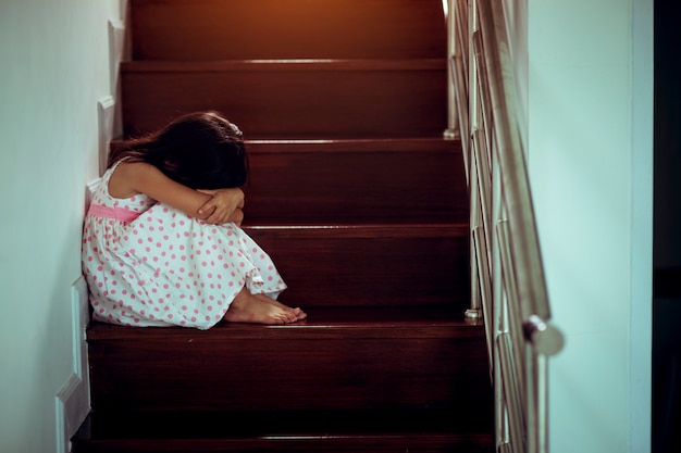 Niño triste de este padre y madre discutiendo, familia negativo concept.vintage color