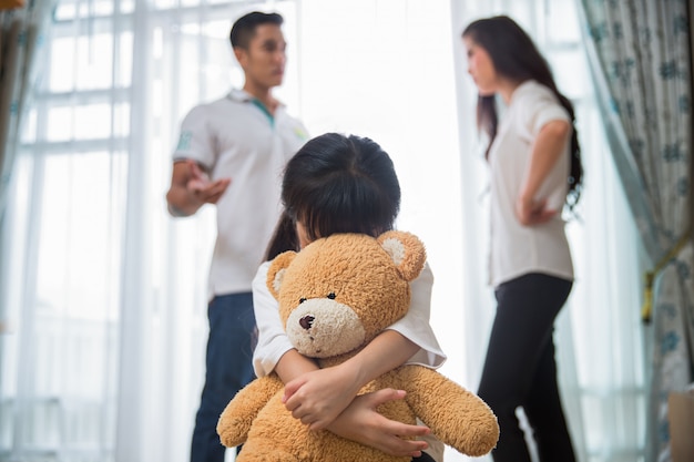 Niño triste porque su padre y su madre discuten