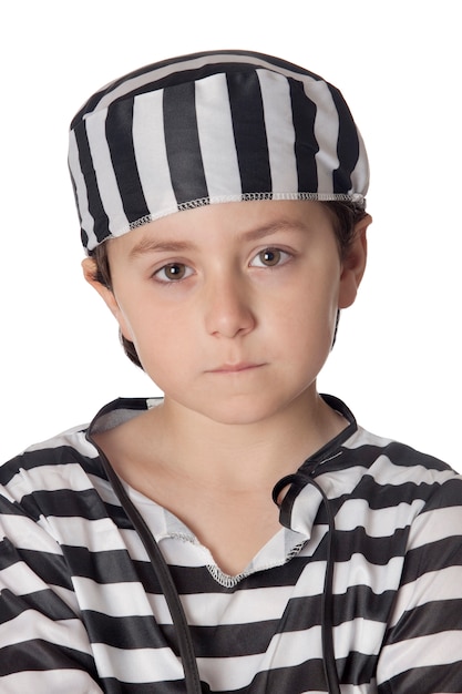 Niño triste con traje de prisionero aislado sobre fondo blanco