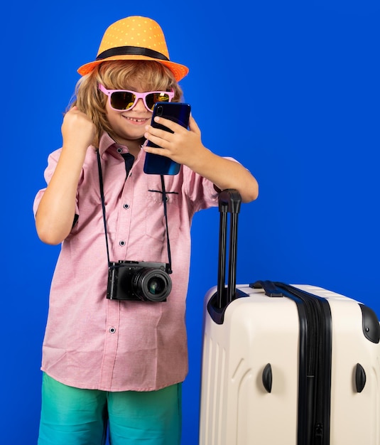 Niño turista con bolsa de viaje viajando Niño con maleta sobre fondo aislado de estudio