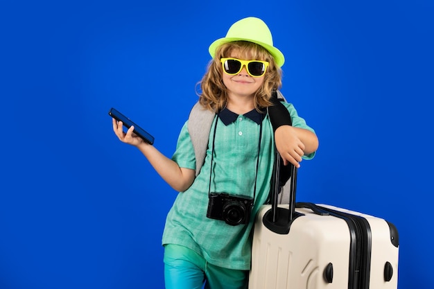 Niño turista viajero de 78 años con antecedentes de estudio aislados Viajes en escapada de fin de semana Niño independiente con bolsa de viaje grande