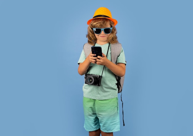 Niño turista viajero niño de 78 años Niño niño con teléfono móvil