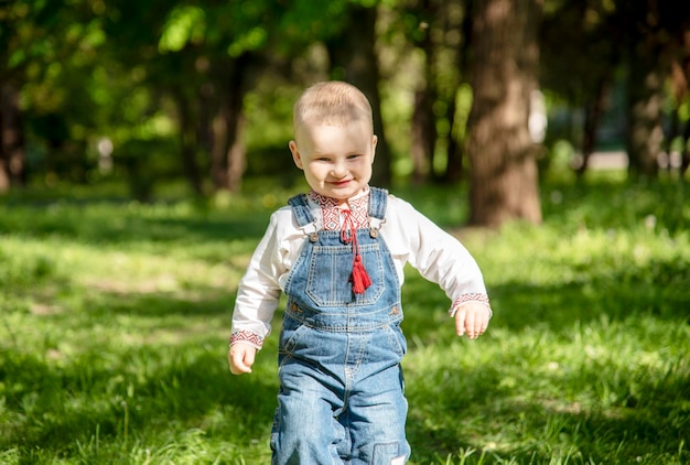 Niño en ucraniano vyshyvanka en el parque