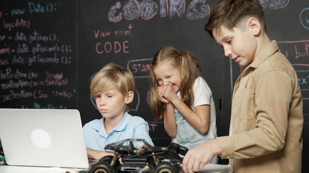 Niño usando una computadora portátil programando código de ingeniería y escribiendo el programa Erudition.