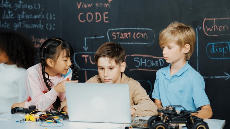 Foto niño usando una computadora portátil programando código de ingeniería y escribiendo programas erudición