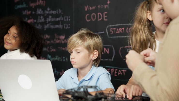 Foto niño usando una computadora portátil programando código de ingeniería y escribiendo programas erudición